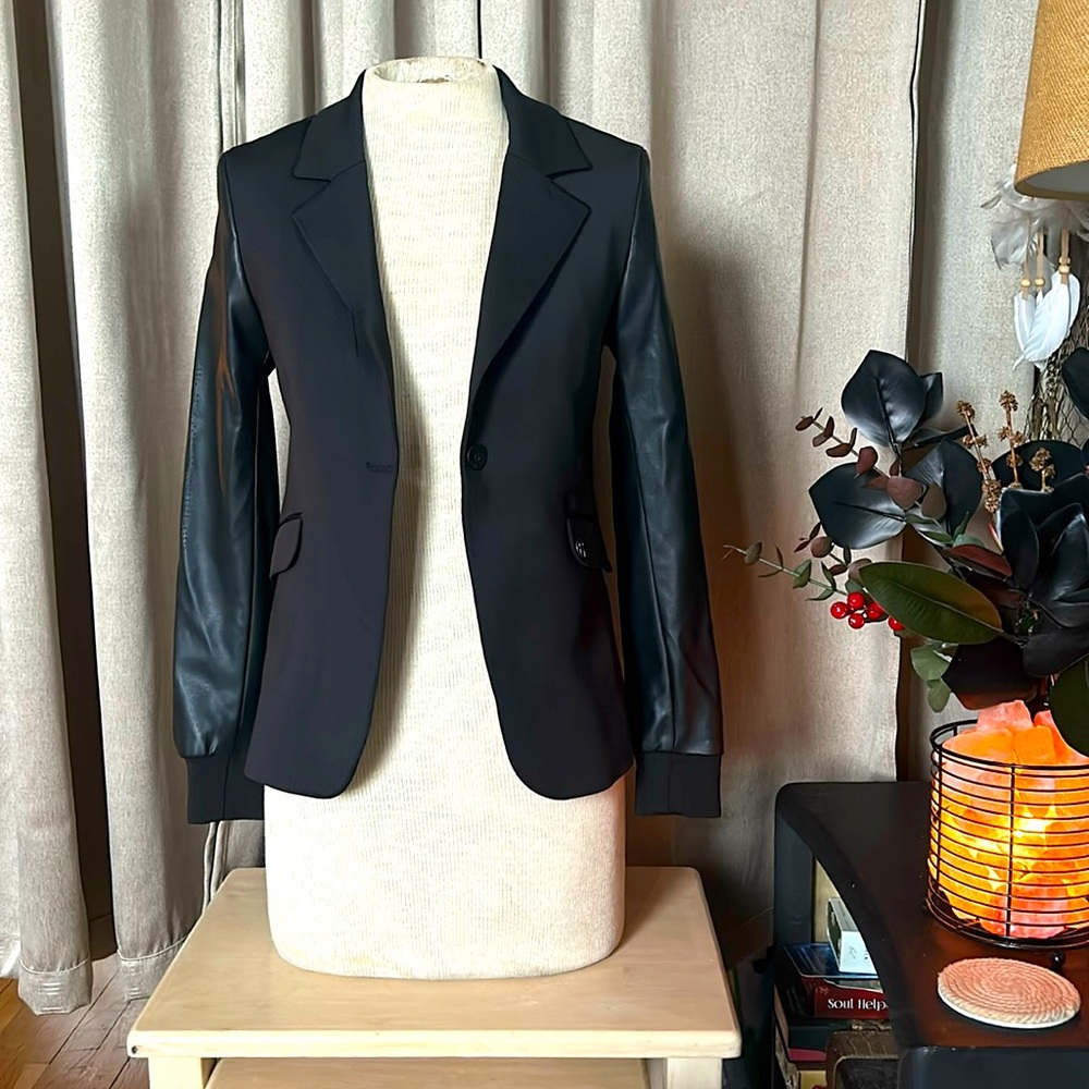 ELIAS RUMELIS Women’s Fine Outerwear Jacket